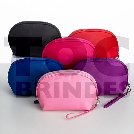 Necessaire em nylon impermeável, forro em poliéster, alça com mosquetão