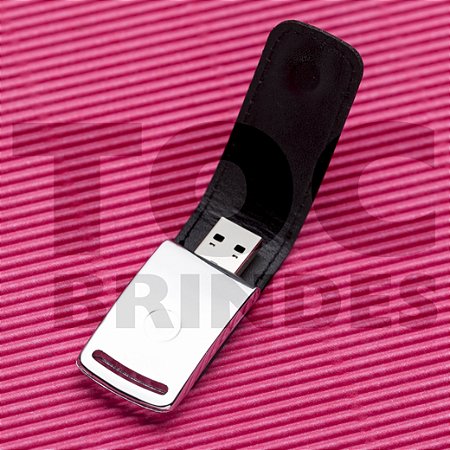 Pen drive em couro sintético preto e aço, parte vazada para argolas, imã para fechamento, com armazenamento de 4GB, 8GB, 16GB ou 32GB