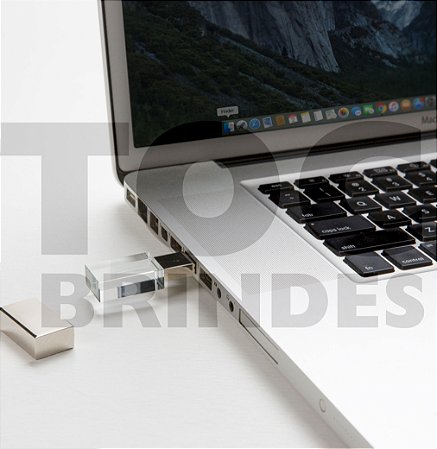 Pen drive em vidro transparente, tampa plástica prata espelhada, com armazenamento de 4GB, 8GB, 16GB ou 32GB