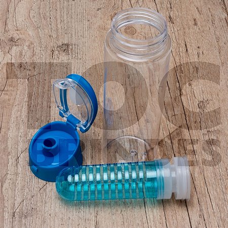 Squeeze 700ml, em plástico com infusor e tampa rosqueável nas mesmas cores, bico com trava e alça acoplada à tampa