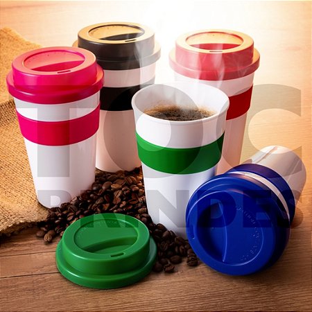 Copo 480ml, em plástico com tampa colorida e luva da mesma cor removível em silicone