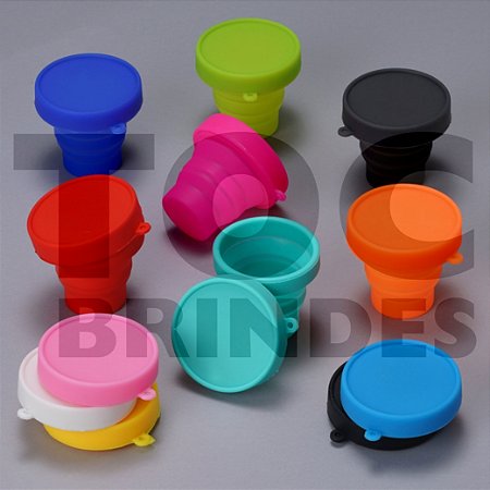 Copo 250ml, retrátil, em silicone colorido, com tampa também em silicone e argola para chaveiro