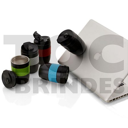 Copo 250ml, em inox preto, parede dupla, base com ventosa, tampa plástica rosqueável com proteção para o bocal, argola acoplada à tampa, luva em silicone