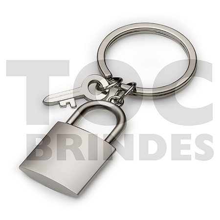 Chaveiro em aço fosco, formato de cadeado, com mini chave brilhante e argola alto brilho