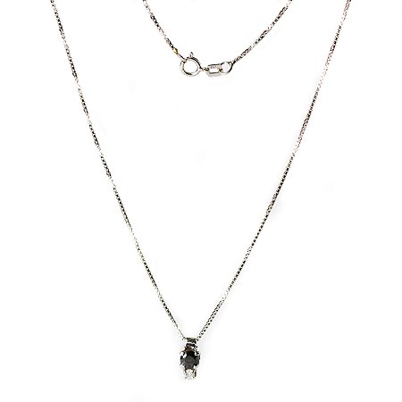 Cordão em ouro branco com  um diamante black e diamante incolor.