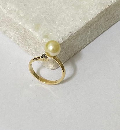 Anel de pérola em ouro amarelo 18k com diamantes black.