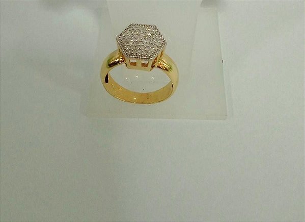 Anel em ouro amarelo  18k com detalhes em ouro branco e  diamantes.