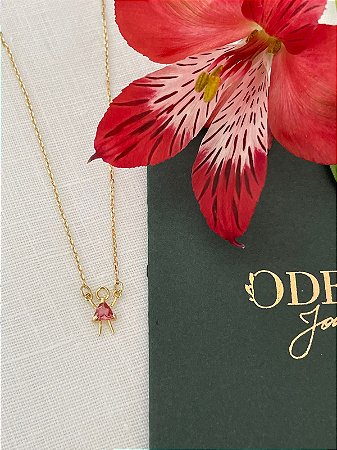 Gargantilha em ouro amarelo 18k com pingente menina com pedra de Topázio Rosa.