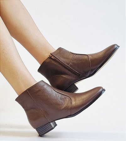 BOTA CONFORTO EM COURO 76986 CAFÉ CELTA / FORRAÇÃO INTERNA EM MALHA CACHARREL E CETIM / PALMILHA DUPLAMENTE ESPUMADA / SOLADO EMBORRACHADO