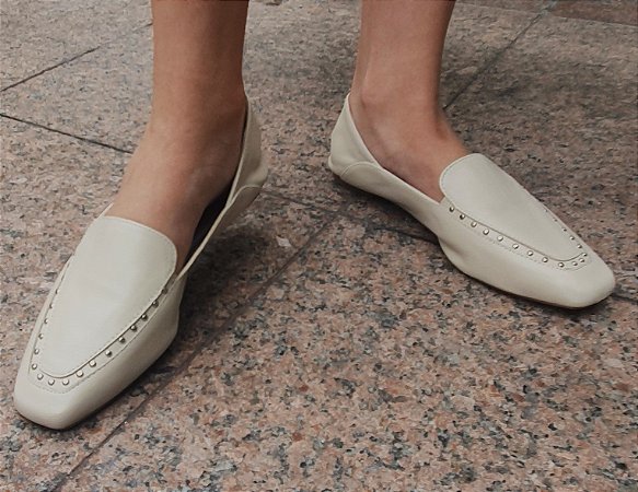 LOAFER EM COURO 79989 OFF WHITE /  TACHAS DOURADA