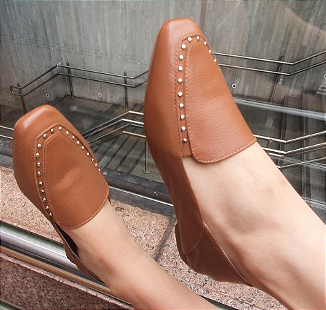 LOAFER EM COURO 79989 CARAMELO / TACHAS DOURADA