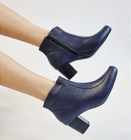 BOTA CONFORTO EM COURO 1070 MARINHO / FORRAÇÃO INTERNA EM MALHA CACHARREL ACETINADA / PALMILHA MAIS ALTA E MACIA / BICO QUADRADO E SOLADO ANTIDERRAPANTE