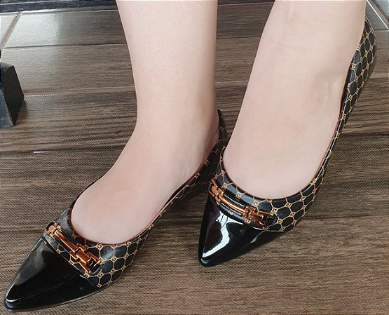 SAPATILHA CONFORTO 745483 PRETO VERNIZ / PRETO/ MONOGRAMA DOURADO