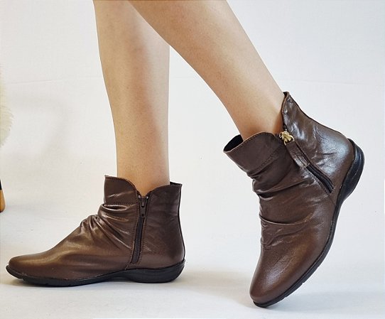 BOTA COURO 58112 CHOCOLATE / PLISSADA E DETALHE COM ZIPER / ESTILO E CHARME