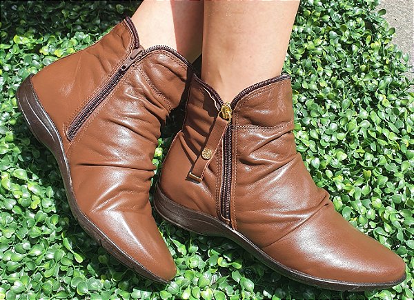 BOTA COURO 58112 CHOCOLATE / PLISSADA E DETALHE COM  ZIPER / ESTILO E CHARME