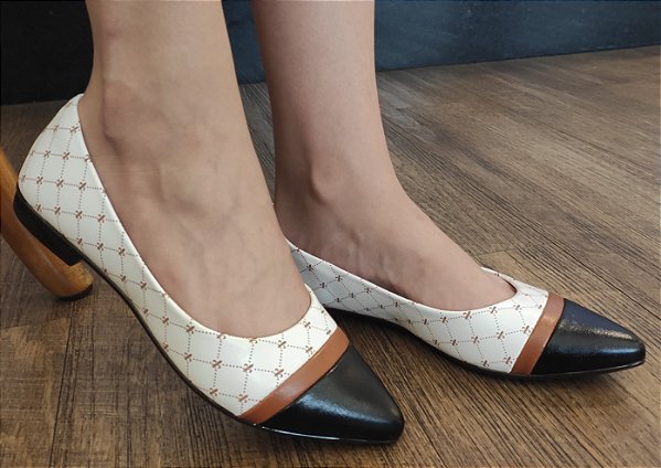 SAPATILHA CONFORTO 745562 BRANCO / DETALHE EM CHOCOLATE