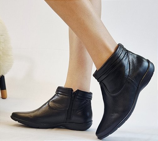 BOTA CONFORTO EM COURO 25080  PRETO / FORRAÇÃO INTERNA ACOLCHOADA EM MALHA CACHARREL ACETINADA / PALMILHA MACIA MAIS ALTA / SOLADO EM TÊNIS EMBORRACHADO