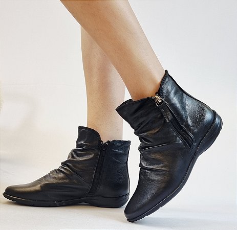 BOTA COURO 58112 PRETO / PLISSADA E DETALHE COM ZIPER / ESTILO E CHARME