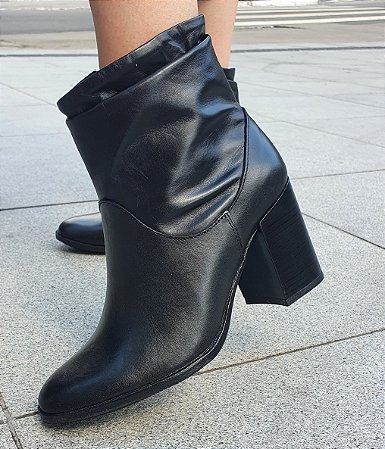 BOTA COURO 1619 PRETO DETALHE EM DOBRAS