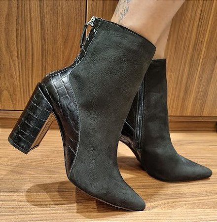 BOTA COURO NOBUCK 73059 PRETO / PRETO TEXTURIZADO
CONFORTO COM SEU SALTO BLOCO E ELEGÂNCIA NO BICO FINO