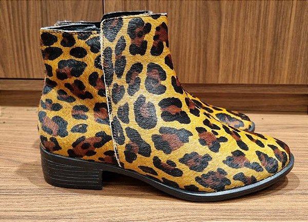 BOTA COURO PÊLO 24401 CARAMELO TEXTURIZADO
ESBANJANDO MUITA OUSADIA E ELEGÂCIA COM ESSA ANIMAL PRINT