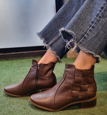 BOTA COURO 95905 CAFÉ / O BÁSICO COM ESTILO
