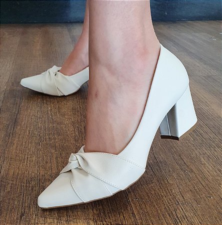 SCARPIN 1130 OFF WHITE / SALTO BLOCO / CLASSE NO SEU DIA A DIA