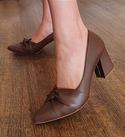 SCARPIN 1130 CHOCOLATE / SALTO BLOCO/ CLASSE NO SEU DIA A DIA