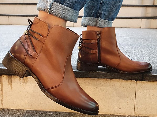 BOTA COURO 12800 CARAMELO ESTONADA /DETALHE EM AMARRAÇÃO TRASEIRO