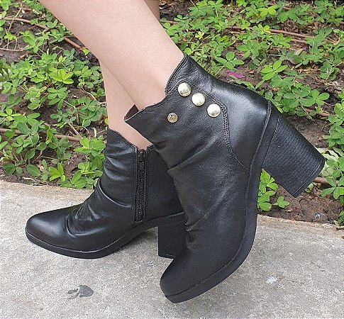 BOTA COURO 7002 PRETO / COM MEIA PATA PROPORCIONANDO MELHOR CONFORTO SOBRE SALTO / DETALHES EM METAL / UM CHARME