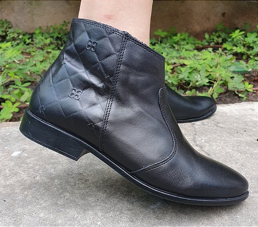 BOTA COURO 671 PRETO / DETALHE MONOGRAMA