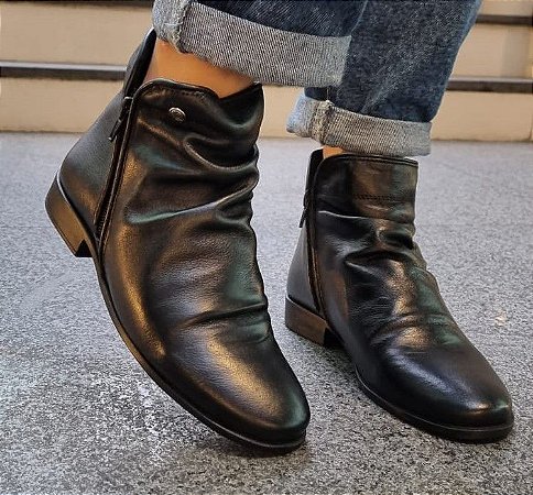 BOTA COURO 679 PRETO / PLISSADA UM DETALHE COM MUITO ESTILO