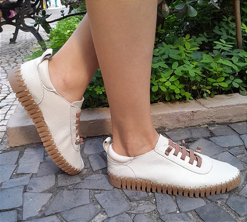 TÊNIS EM COURO 304002 OFF WHITE / SOLADO TRATORADO COM COSTURA / CADARÇO EM ELÁSTICO