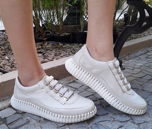 TÊNIS EM COURO 309008 OFF WHITE / CADARÇO EM ELÁSTICO / ESTILO E CONFORTO NO SEU DIA