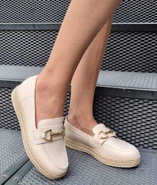 MOCASSIM 815019 NUDE PEROLA / ACABAMENTO EM JUTA / TEXTURIZADO COM FIVELA DOURADA