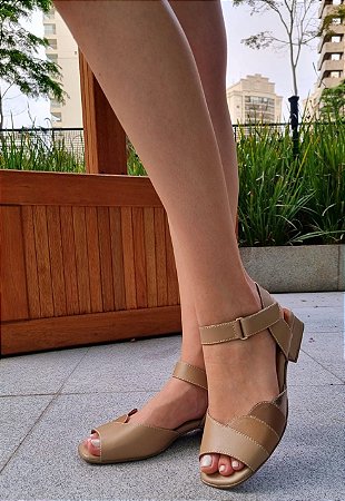 SANDÁLIA EM COURO 391734 NUDE / COM TONS TERROSOS / COMBINAÇÃO PERFEITA COM QUALQUER LOOK