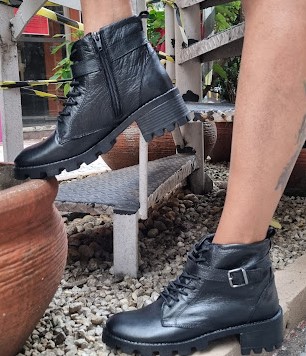 BOTA EM COURO 700 PRETO / SOLADO TRATORADO / CADARÇO FACILITANDO O CALCE