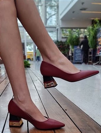 SCARPIN 25201 BORDÔ / SALTO BAIXO / DETALHE DOURADO