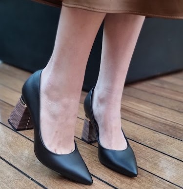 SCARPIN 27201 PRETO / SALTO ALTO FORRADO MADEIRA / DETALHE DOURADO