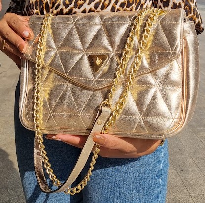 BOLSA EM COURO 1277 DOURADA / ALÇA DUPLA DE CORRENTE E COURO / ABA E ZÍPER PARA FECHE