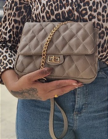 BOLSA EM COURO 1270 AMÊDOA / ALÇA DE OMBRO / FECHE COM ZÍPER E ABA COM BOTÃO