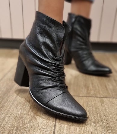 BOTA EM COURO CONFORTO  934040 PRETO / PLISSADA COM CHARME E ELEGÂNCIA