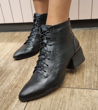 BOTA EM COURO CONFORTO 815003 PRETO / CADARÇO E ZIPER / FORRAÇÃO INTERNA
