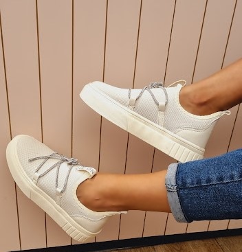 TÊNIS 2325 OFF WHITE / DETALHE CADARÇO PRATA