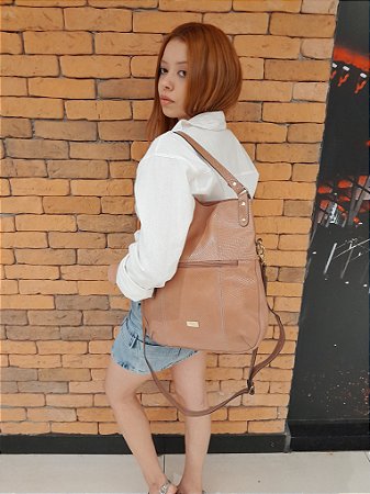 BOLSA EM COURO 726 AMÊNDOA / COM DUAS ALÇAS E FORMAS DE USO DIFERENTES