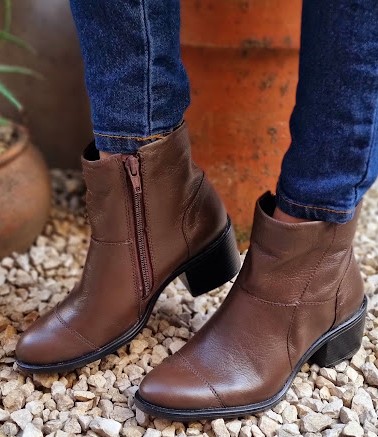 BOTA EM COURO 92722 CHOCOLATE / RECORTES
