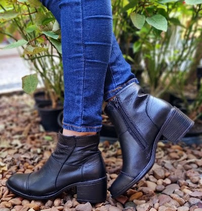 BOTA EM COURO 92722 PRETO / RECORTES