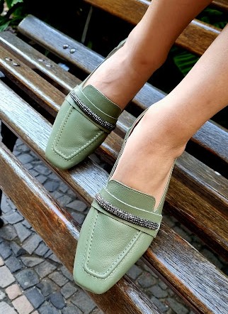 LOAFER EM COURO 79986 VERDE MILITAR / DETALHE PEDRAS CRISTAL ONIX
