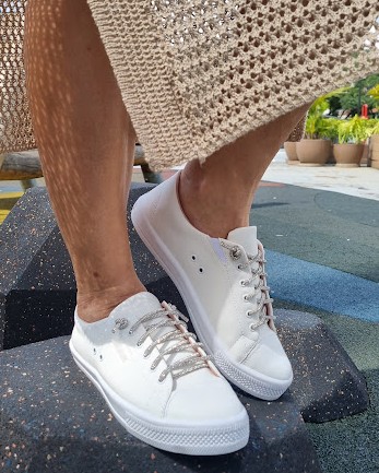 TÊNIS 9825 OFF WHITE / CADARÇO BRILHANTE EM ELÁSTICO FACILITANDO O CALCE / DANDO ESTILO NO SEU LOOK