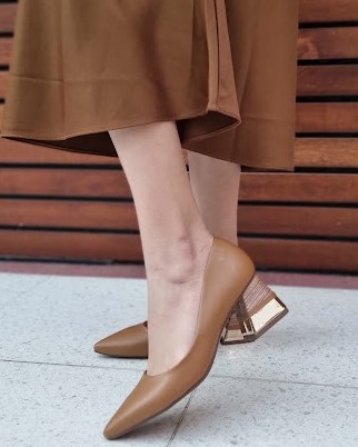 SCARPIN 25201 NUDE CAPUCCINO / SALTO  BAIXO / DETALHE DOURADO